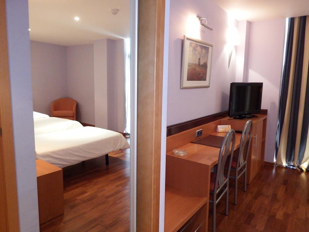 Hotel Isur Llerena Bagian luar foto
