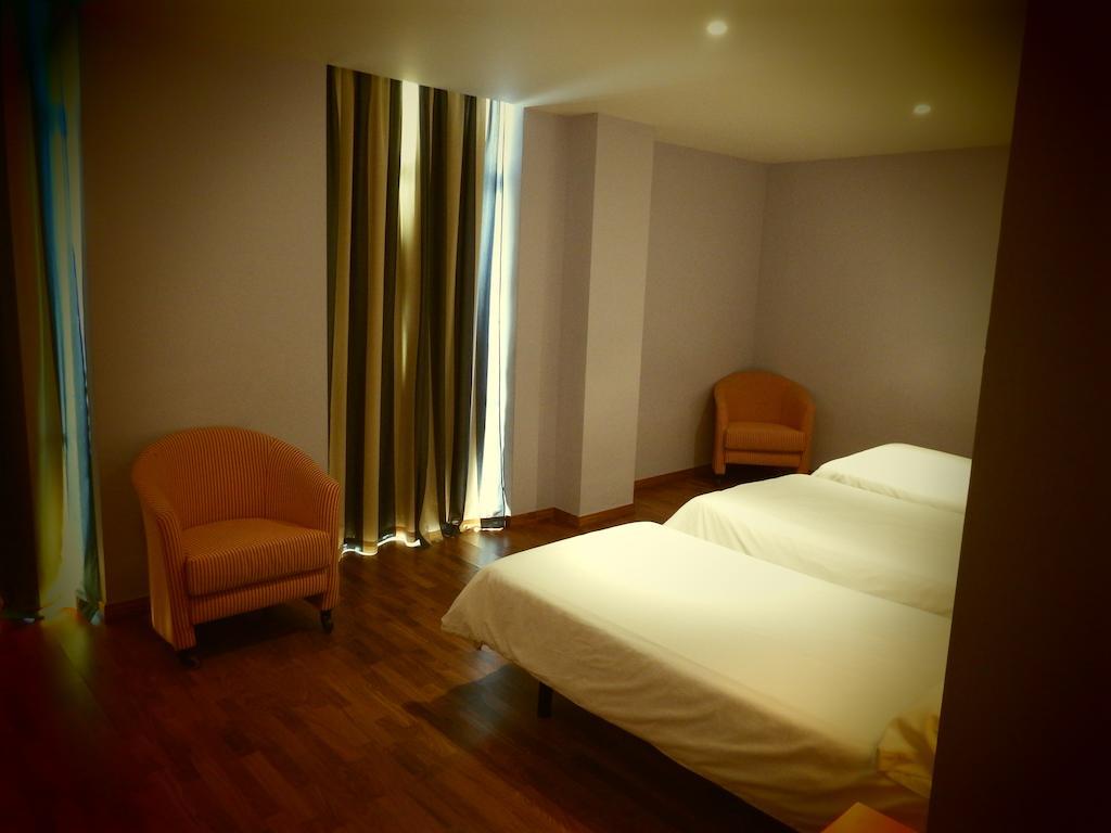 Hotel Isur Llerena Bagian luar foto