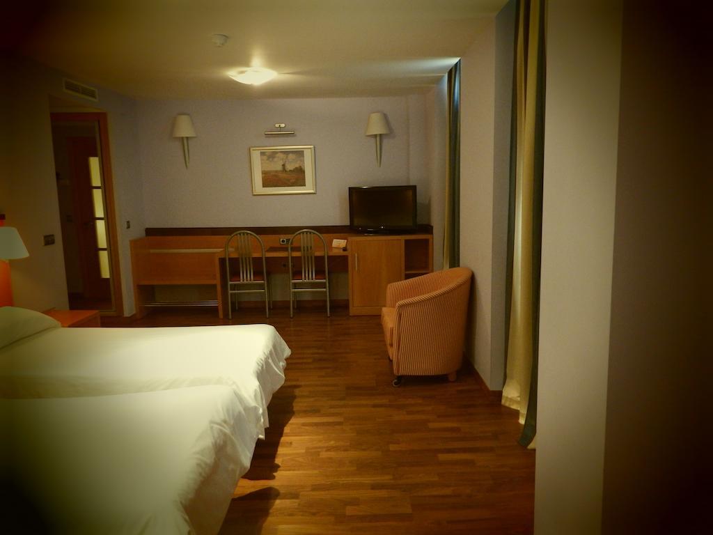 Hotel Isur Llerena Bagian luar foto