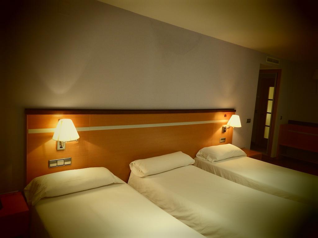 Hotel Isur Llerena Bagian luar foto