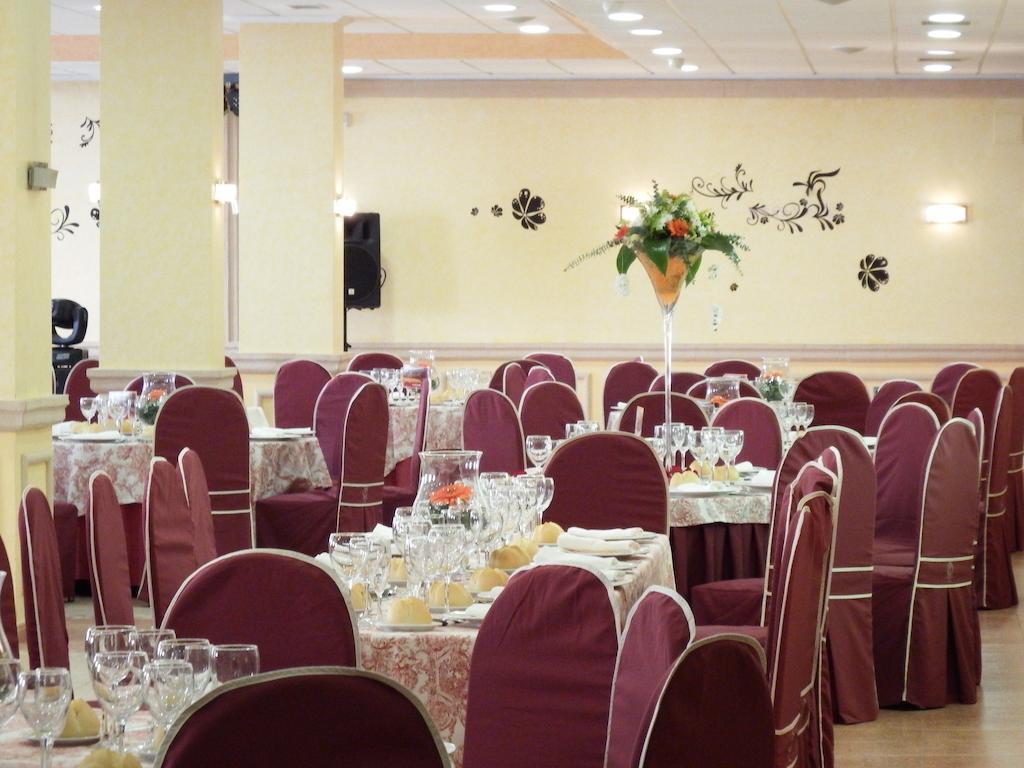 Hotel Isur Llerena Bagian luar foto