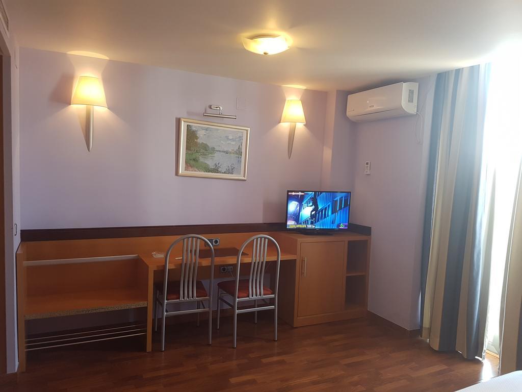 Hotel Isur Llerena Bagian luar foto