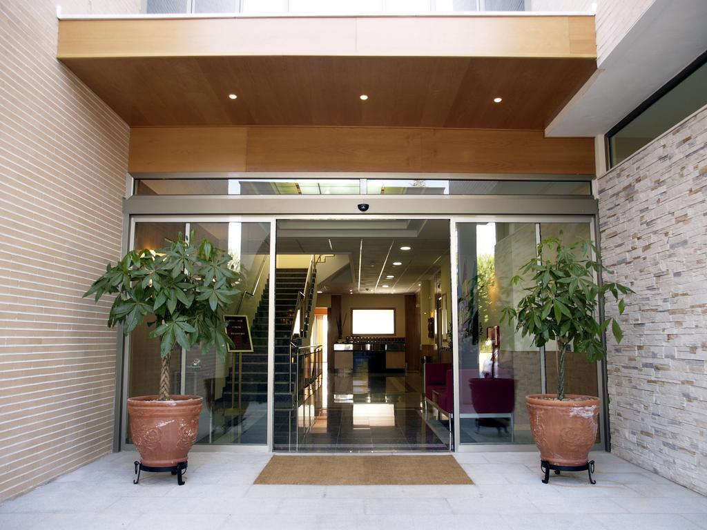 Hotel Isur Llerena Bagian luar foto